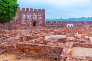 Portekiz 'in Silves kasabasında bir kale manzarası.