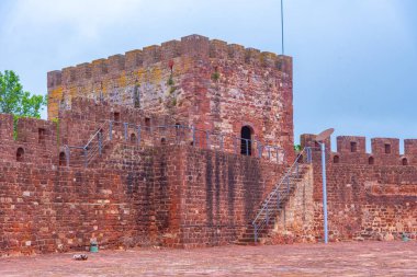 Portekiz 'in Silves kasabasında bir kale manzarası.