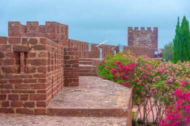 Portekiz 'in Silves kasabasında bir kale manzarası.