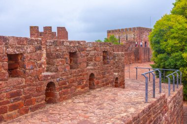 Portekiz 'in Silves kasabasında bir kale manzarası.