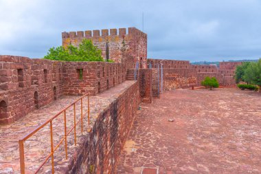 Portekiz 'in Silves kasabasında bir kale manzarası.