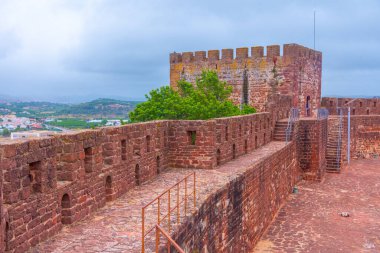 Portekiz 'in Silves kasabasında bir kale manzarası.