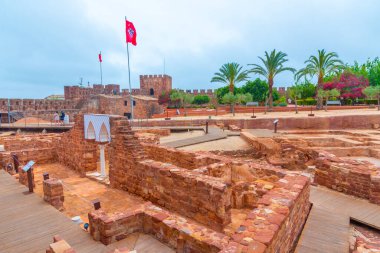 Portekiz 'in Silves kasabasında bir kale manzarası.