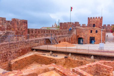 Portekiz 'in Silves kasabasında bir kale manzarası.