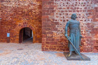 Portekiz 'deki Silves kalesinin önündeki Kral I. Sancho' nun heykeli..