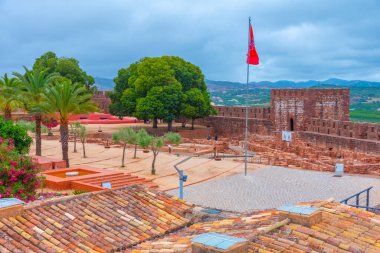 Portekiz 'in Silves kasabasında bir kale manzarası.