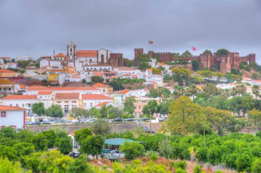 Portekiz 'in Silves kasabasında bir kale manzarası.
