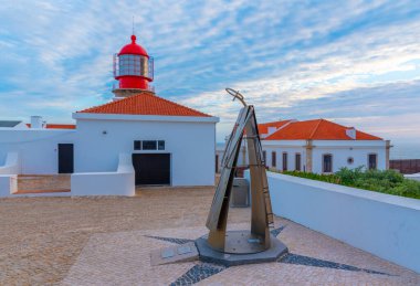 Portekiz 'de güneş batarken Cabo de Sao Vicente' deki deniz feneri..