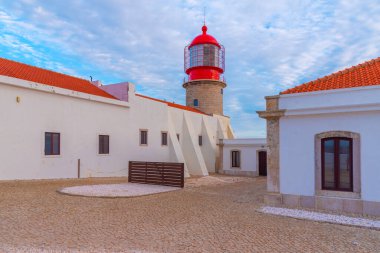 Portekiz 'de güneş batarken Cabo de Sao Vicente' deki deniz feneri..