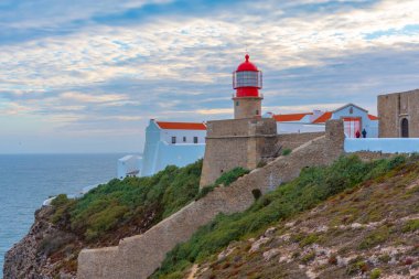 Portekiz 'de güneş batarken Cabo de Sao Vicente' deki deniz feneri..