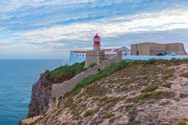 Portekiz 'de güneş batarken Cabo de Sao Vicente' deki deniz feneri..