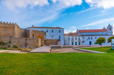 Portekiz 'in Lagos kasabasında bir kale manzarası.