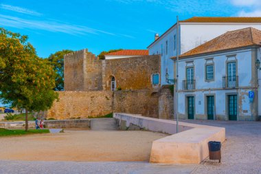 Portekiz 'in Lagos kasabasında bir kale manzarası.