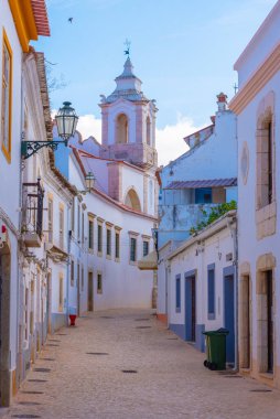 Portekiz 'in eski Lagos kasabasının dar sokakları.