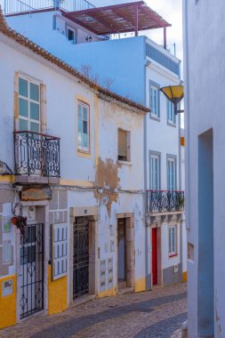 Portekiz 'in eski Lagos kasabasının dar sokakları.