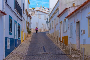 Portekiz 'in eski Lagos kasabasının dar sokakları.