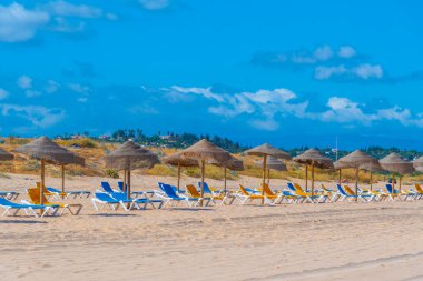 Portekiz Praia de Sao Roque 'da güneşli yataklar.
