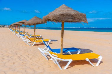 Portekiz Praia de Sao Roque 'da güneşli yataklar.