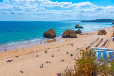 Portekiz 'de Praia dos Tres Castelos manzarası.