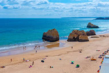 Portekiz 'de Praia dos Tres Castelos manzarası.
