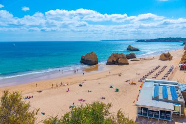 Portekiz 'de Praia dos Tres Castelos manzarası.