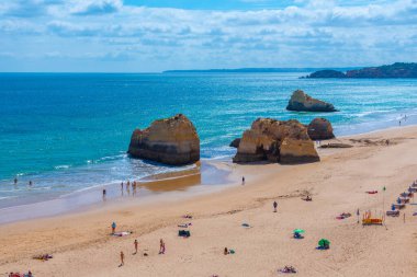 Portekiz 'de Praia dos Tres Castelos manzarası.