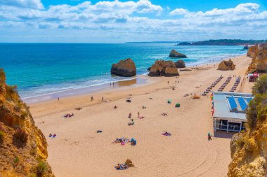 Portekiz 'de Praia dos Tres Castelos manzarası.