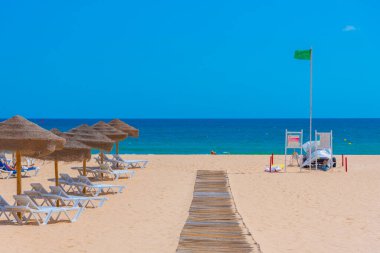 Portekiz Praia da Rocha 'da güneşli yataklar.