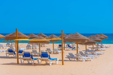 Portekiz Praia da Rocha 'da güneşli yataklar.