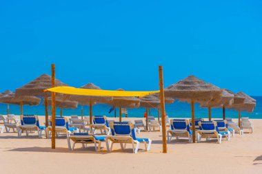 Portekiz Praia da Rocha 'da güneşli yataklar.