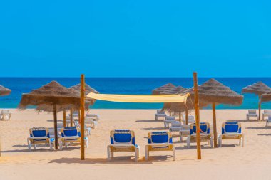 Portekiz Praia da Rocha 'da güneşli yataklar.