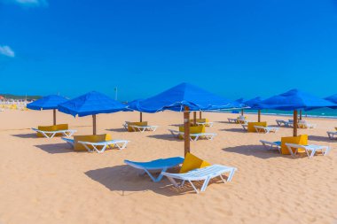 Portekiz Praia da Rocha 'da güneşli yataklar.