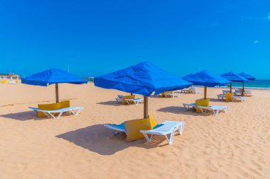 Portekiz Praia da Rocha 'da güneşli yataklar.