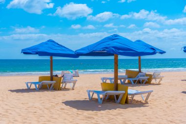 Portekiz Praia da Rocha 'da güneşli yataklar.