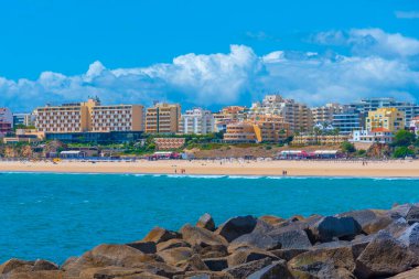 Portekiz 'de Portimao sahiline bakan oteller..