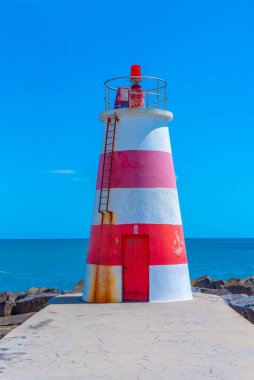 Portekiz, Portimao 'daki kırmızı ve beyaz deniz feneri..