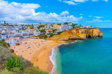 İnsanlar Portekiz 'deki Praia de Carvoeiro plajında güneşleniyor..