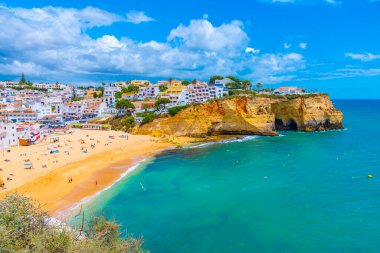 İnsanlar Portekiz 'deki Praia de Carvoeiro plajında güneşleniyor..