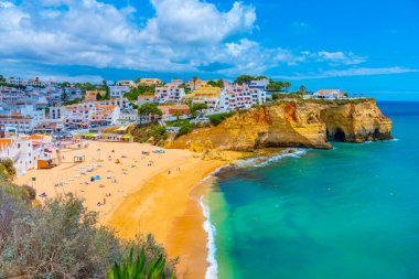 İnsanlar Portekiz 'deki Praia de Carvoeiro plajında güneşleniyor..