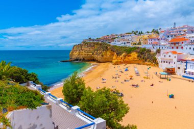 İnsanlar Portekiz 'deki Praia de Carvoeiro plajında güneşleniyor..