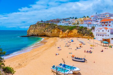 İnsanlar Portekiz 'deki Praia de Carvoeiro plajında güneşleniyor..