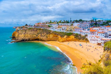 İnsanlar Portekiz 'deki Praia de Carvoeiro plajında güneşleniyor..