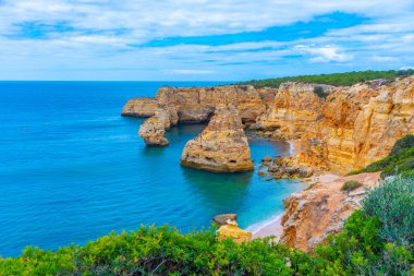 Portekiz 'in Algarve bölgesinde Benagil yakınlarındaki kayalıklar.