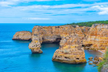 Portekiz 'in Algarve bölgesinde Benagil yakınlarındaki kayalıklar.