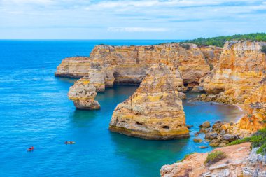 Portekiz 'in Algarve bölgesinde Benagil yakınlarındaki kayalıklar.