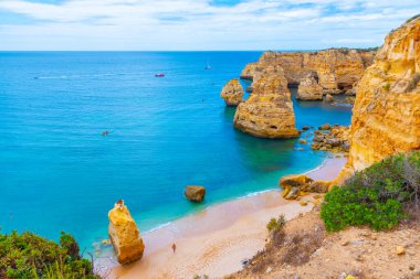 Portekiz 'in Algarve bölgesinde Benagil yakınlarındaki kayalıklar.