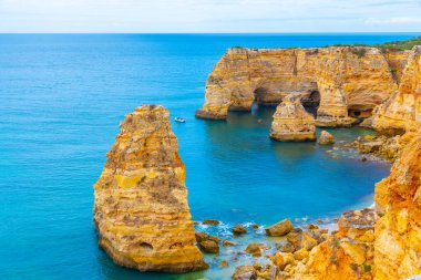 Portekiz 'in Algarve bölgesinde Benagil yakınlarındaki kayalıklar.