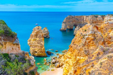 Portekiz 'in Algarve bölgesinde Benagil yakınlarındaki kayalıklar.
