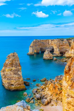 Portekiz 'in Algarve bölgesinde Benagil yakınlarındaki kayalıklar.