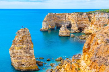 Portekiz 'in Algarve bölgesinde Benagil yakınlarındaki kayalıklar.